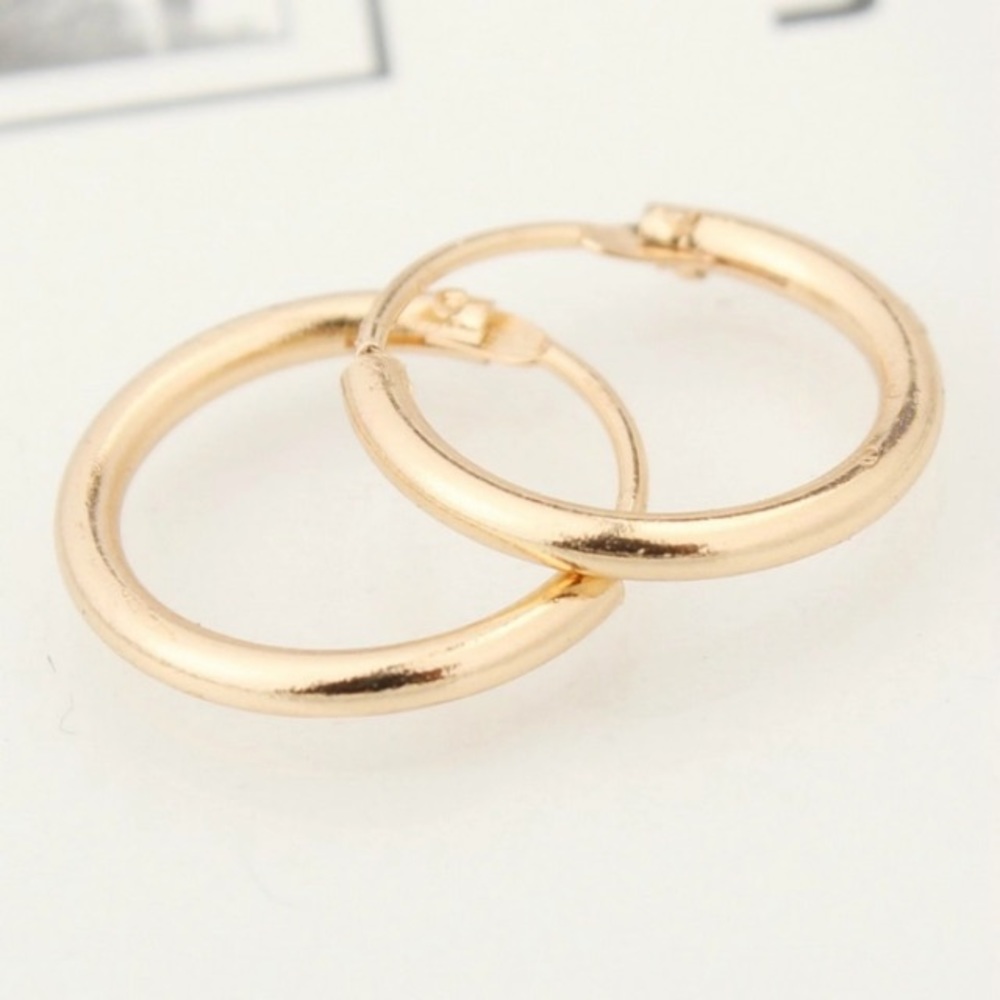 NEW!๐๐๐MINI MINIMALIST HUGGER HOOPS๐๐๐GOLDEN - Picture 5 of 6